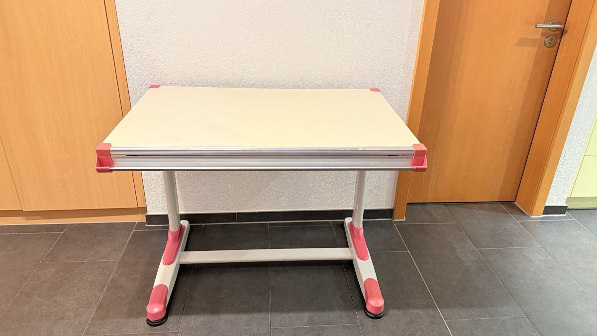 Schreibtische: Höhenverstellbares Pult – Gebraucht aus Wassen UR von eli_pjl6