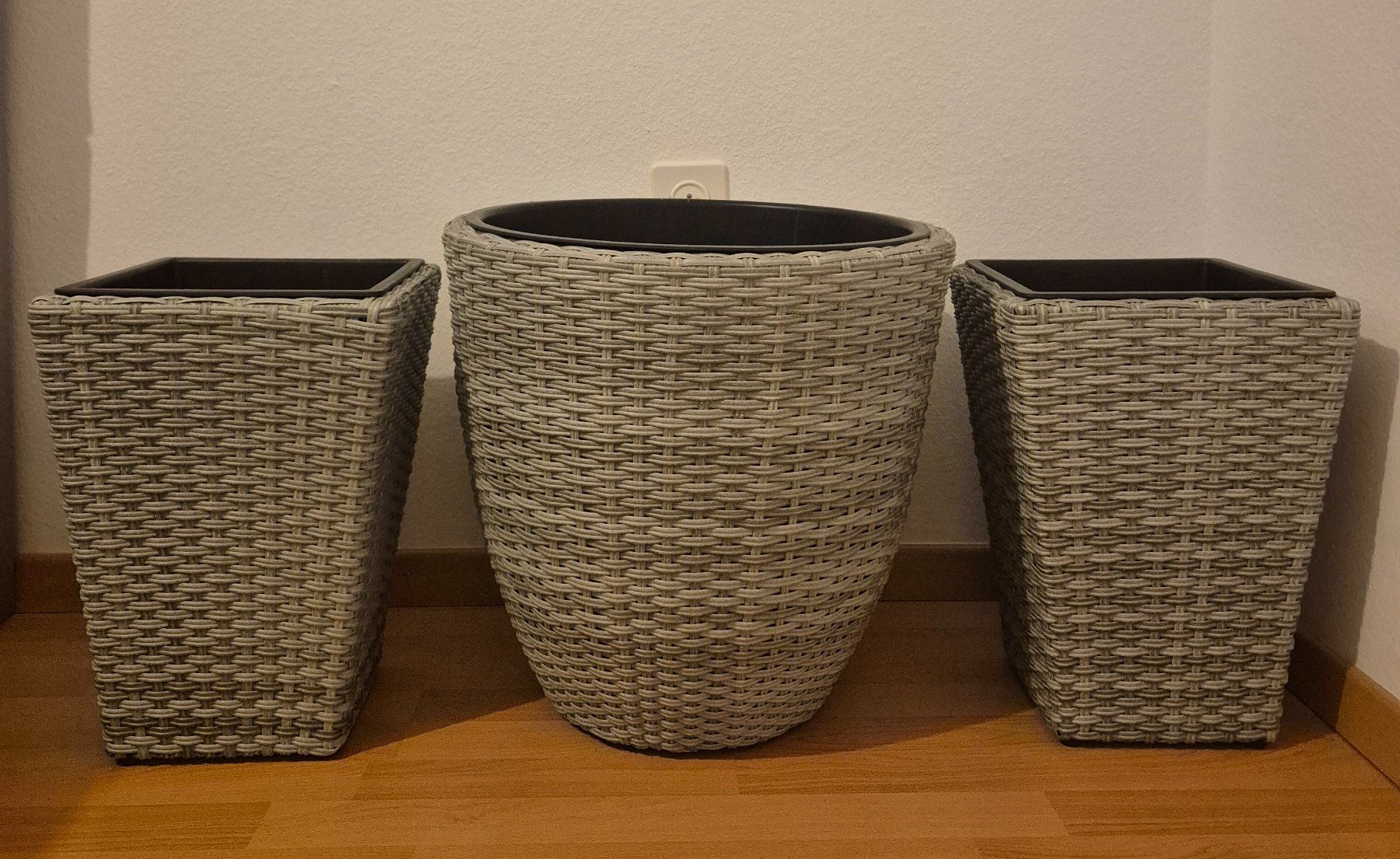 Vasi per fiori: 3 Pflanzentöpfe Rattan Optik – Usato da Mellingen venduto da Loewe2006