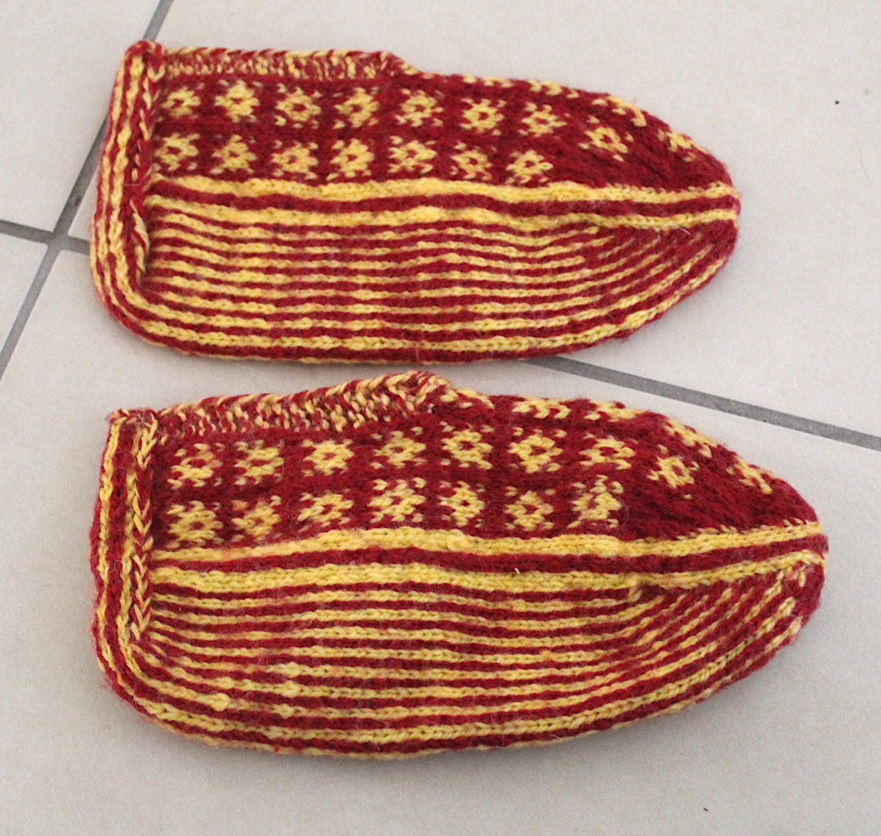 Calze per bambini: Handgefertigte gestrickte Haussocken – Usato da Locarno venduto da madame-tus-sauds 2