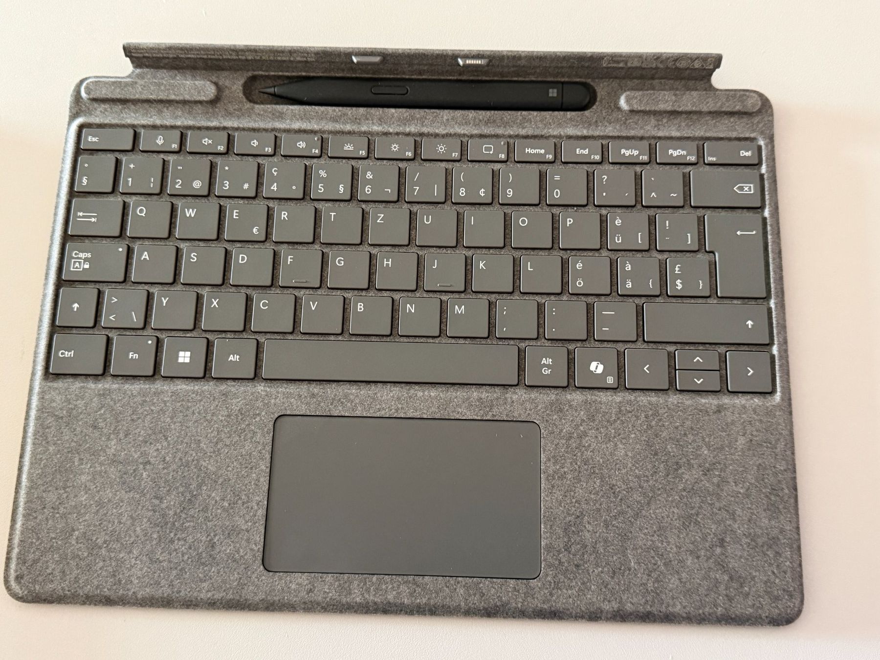 Microsoft Tastaturen: Microsoft Surface Pro 11 Keyboard (CH) mit Slim Pen – Neu (gemäss Beschreibung) aus Staufen von FranH