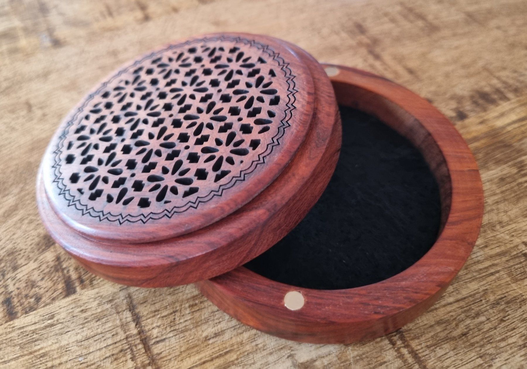Holzartikel: Rosenholz Schatulle mit Mandala, magnetisch – Neu und originalverpackt aus Gattikon von myartshop 1
