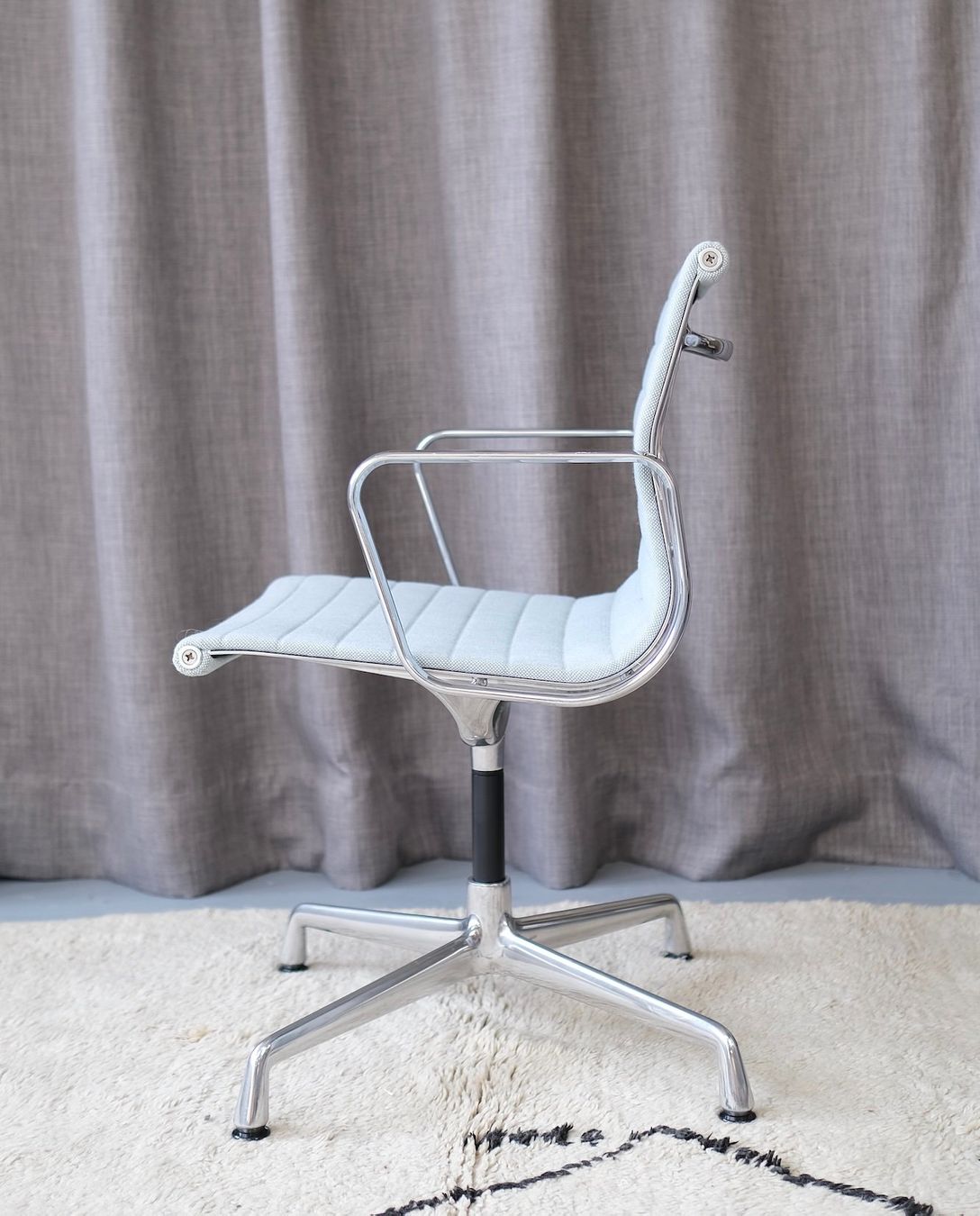 Vitra Sedie: Vitra EA 104 Aluminium chair Eames – Usato da Bern venduto da Zmodern_CON 4