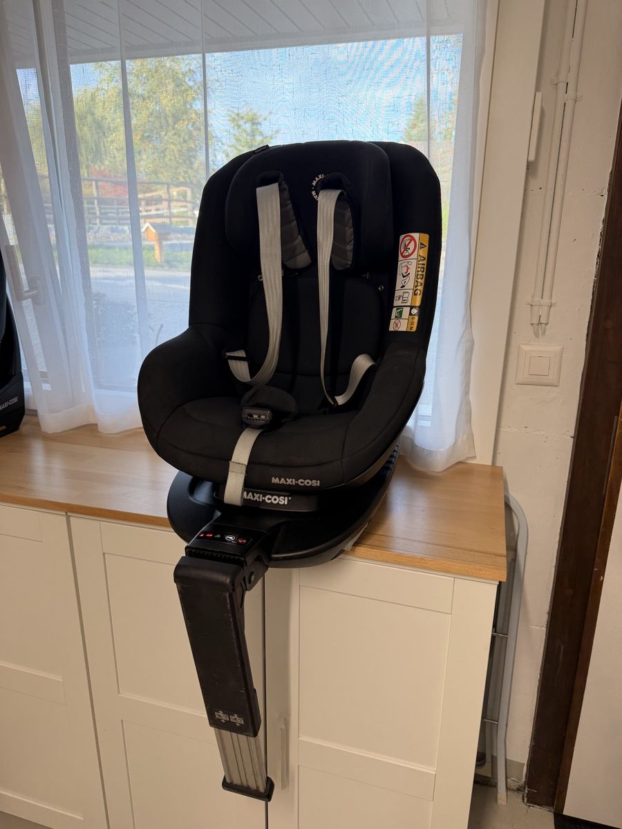Maxi-Cosi Seggiolini per auto: Zwei Maxi-Cosi Kindersitze mit Basis – Usato da Inwil venduto da adriana231 1