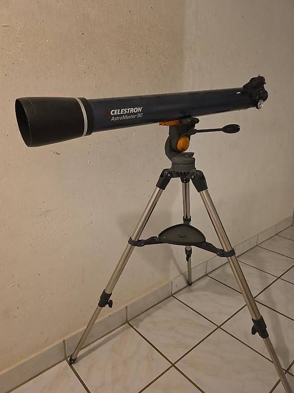 Celestron Telescopi: Celestron AstroMaster 90 Teleskop mit Stativ – Usato da Brütten venduto da sternefeufi01 1
