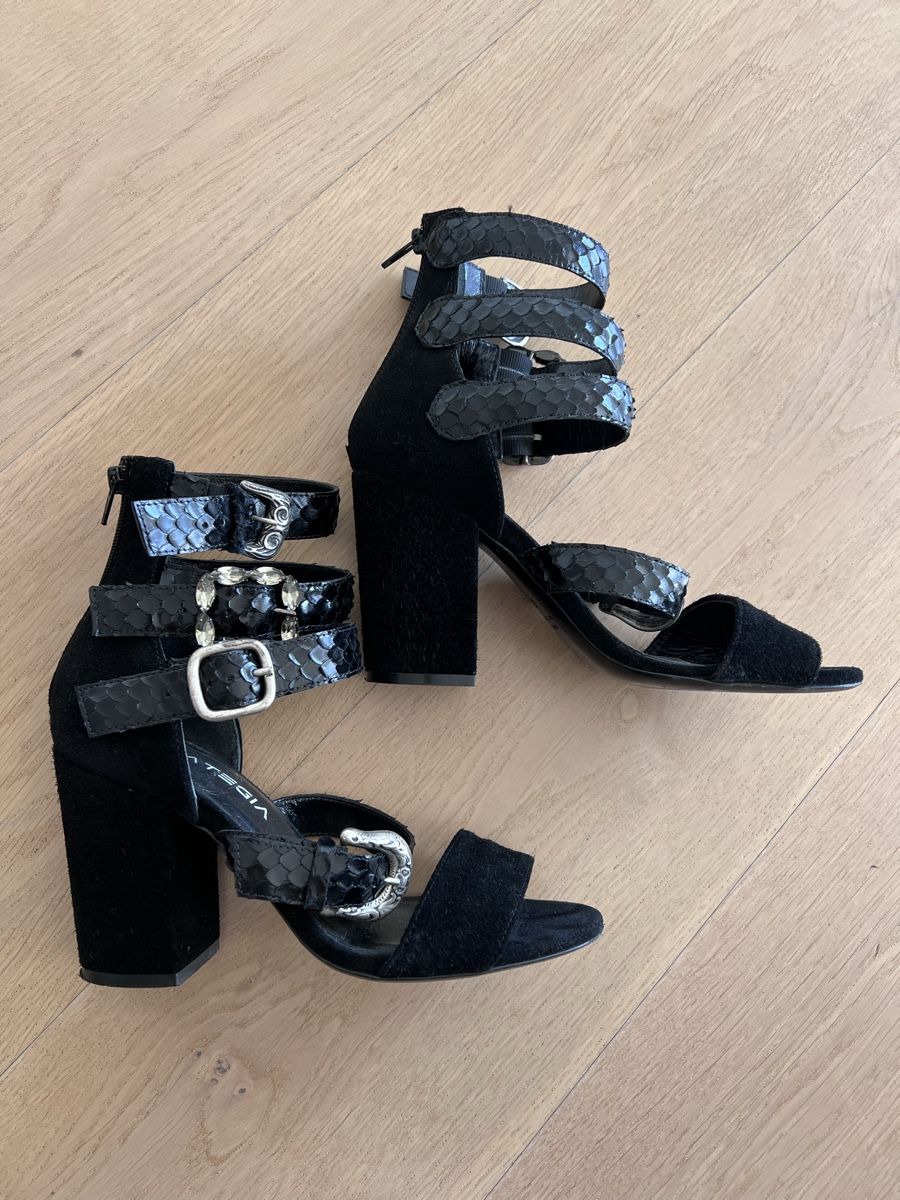 Scarpe da donna: Strategia - Black Suede/Python Sandals - Size 37 – Usato da Pully venduto da opa_k78q