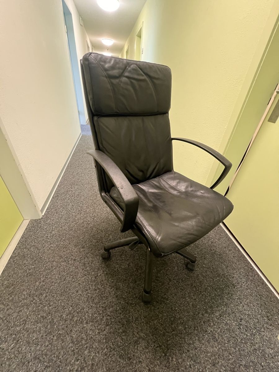 Poltrone: Black Leather Office Chair – Usato da Bern venduto da fen_7rn8 1