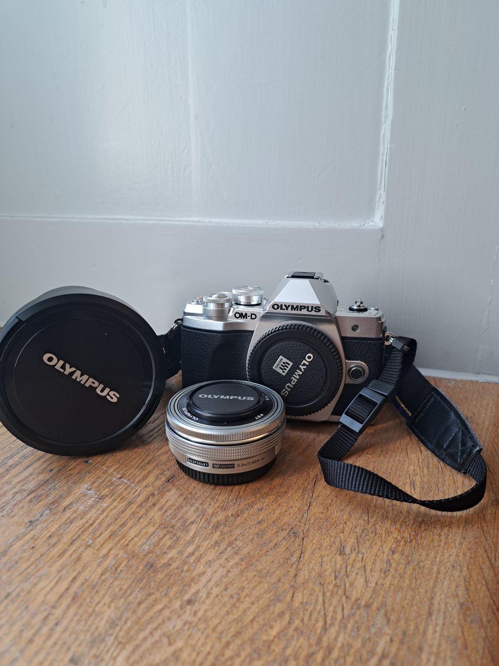 Olympus Fotocamera: Olympus OM-D-EM10 mit zwei Objektiven – Usato da Thalwil venduto da sib_x2f9