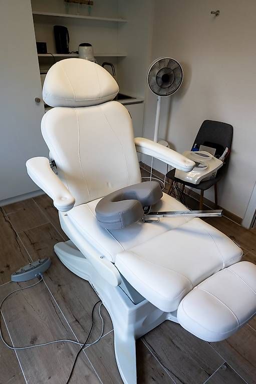 Lettini & sedie per cosmetici: Kosmetik Liege – Usato da Seengen venduto da luki0041