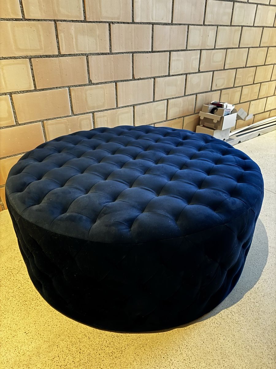 Hocker: Grosser Poufhocker Dunkelblau Samt – Gebraucht aus Adliswil von signorino01 1