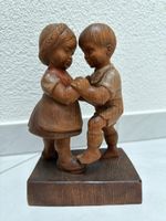 Holzfigur geschnitzt, tanzende Kinder.