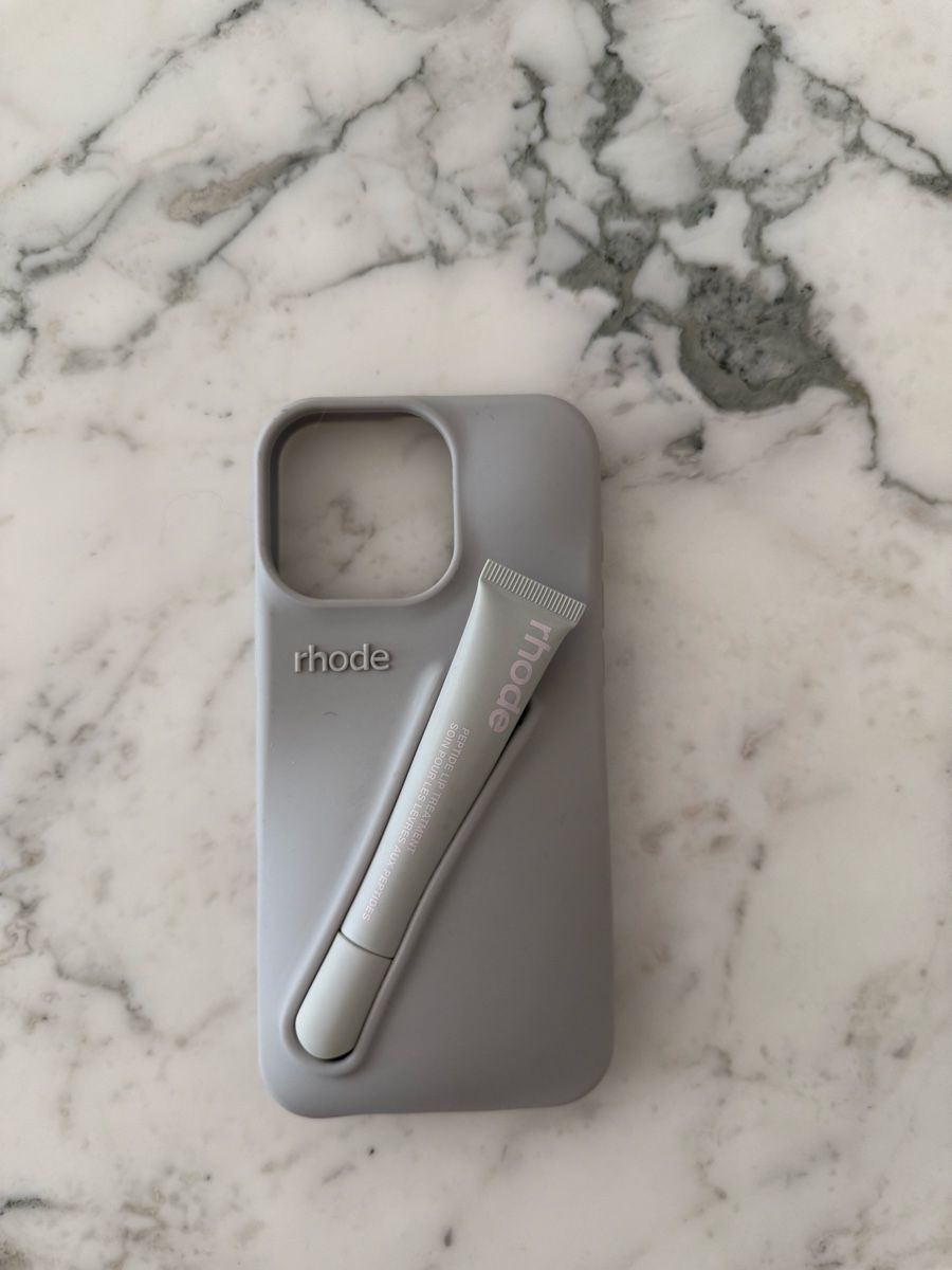 Apple Covers & Schutzfolien: Rhode Handyhülle + Lipgloss iPhone 16 Pro Max – Neu (gemäss Beschreibung) aus Dietlikon von lizz.yy