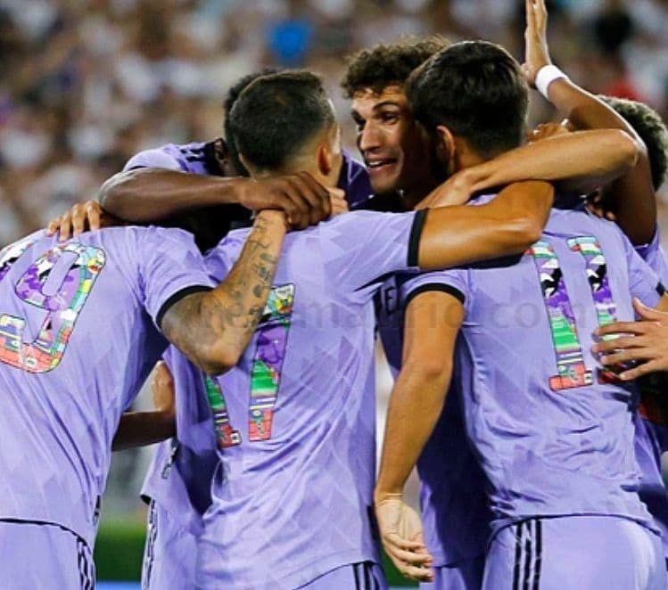 Canottiere & Pantaloni: Original Real Madrid Spezial Trikot – Nuovo e nell'imballaggio originale da Beinwil am See venduto da justin.. 4