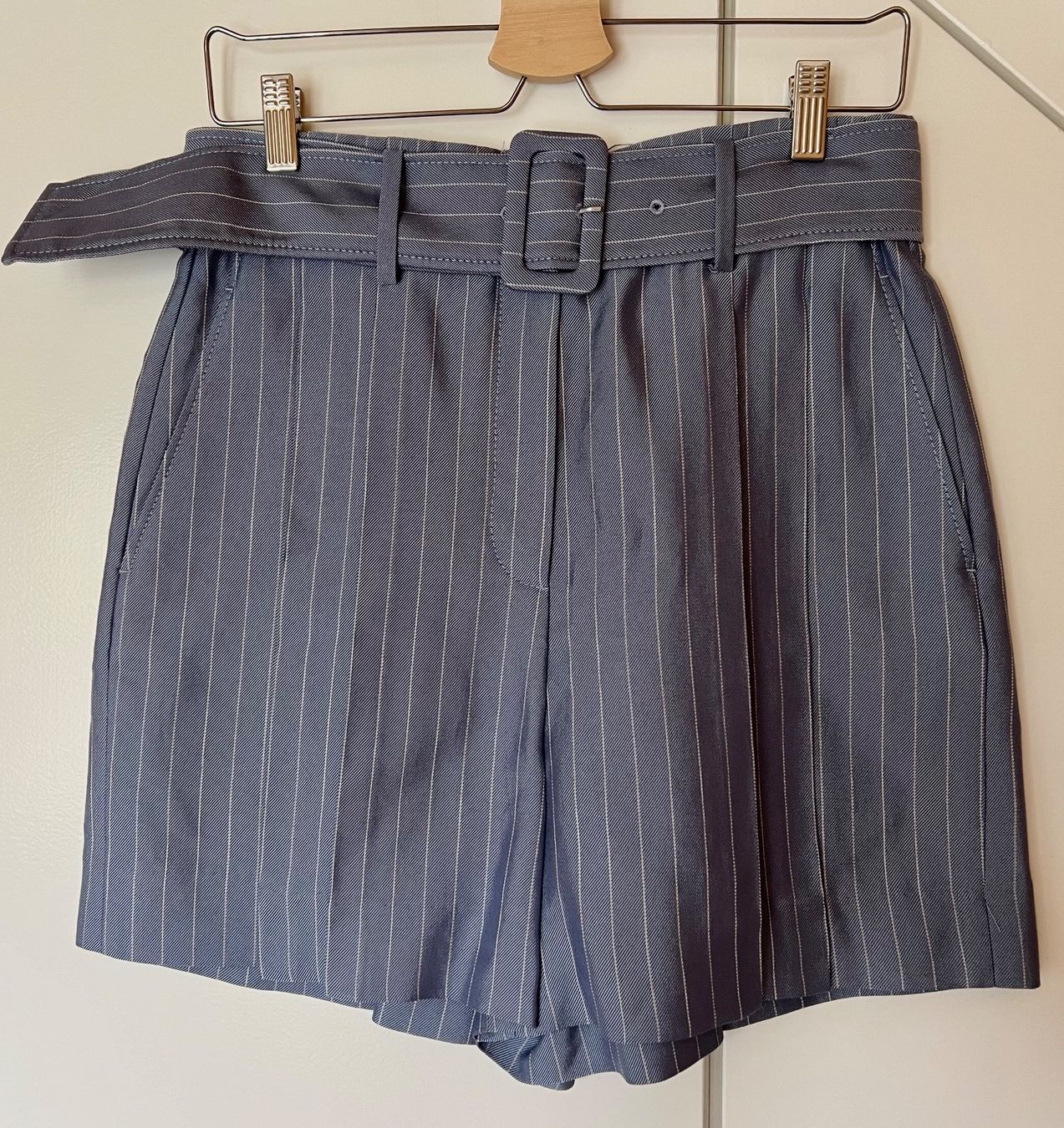 Sandro Pantaloni: Sandro Shorts (blau) Gr. 40 mit Gürtel – Nuovo (secondo la descrizione) da Eichberg venduto da Lolapop18