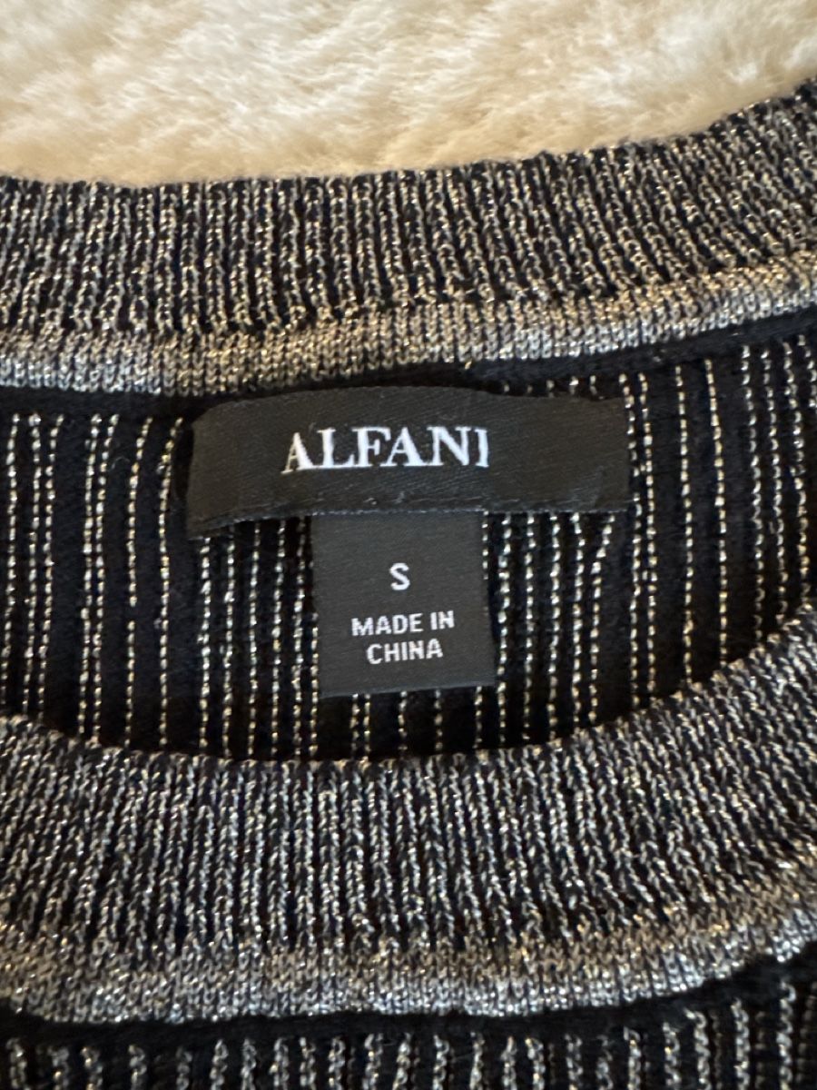 Pulls & Sweat-shirts: Pullover schwarz mit Glitzer-Muster Grösse S – Neuf (Voir description) à Glattbrugg par dje_2wc5 1