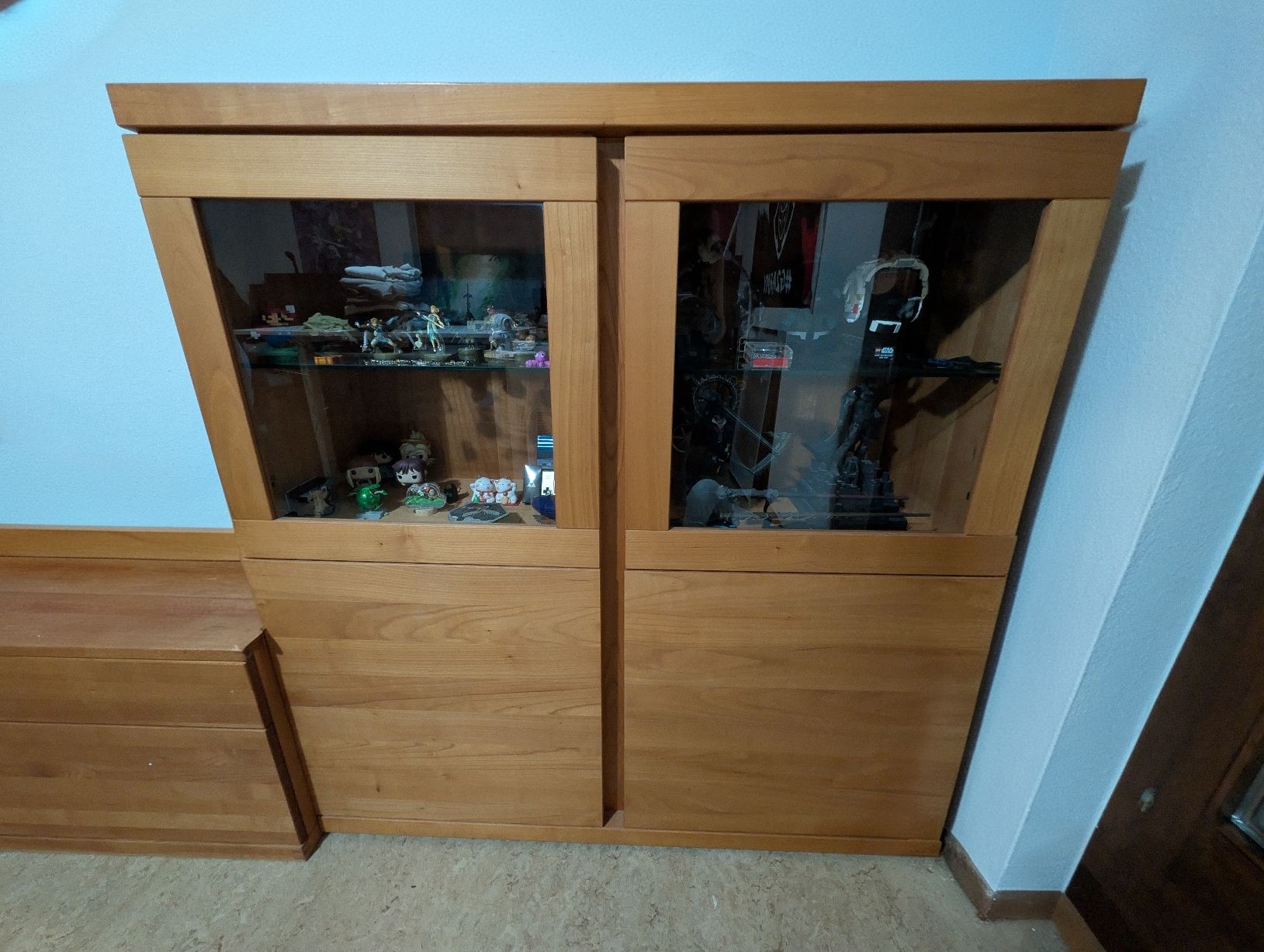 Vitrinen: Massivholz Vitrine – Gebraucht aus Birsfelden von Mizoon