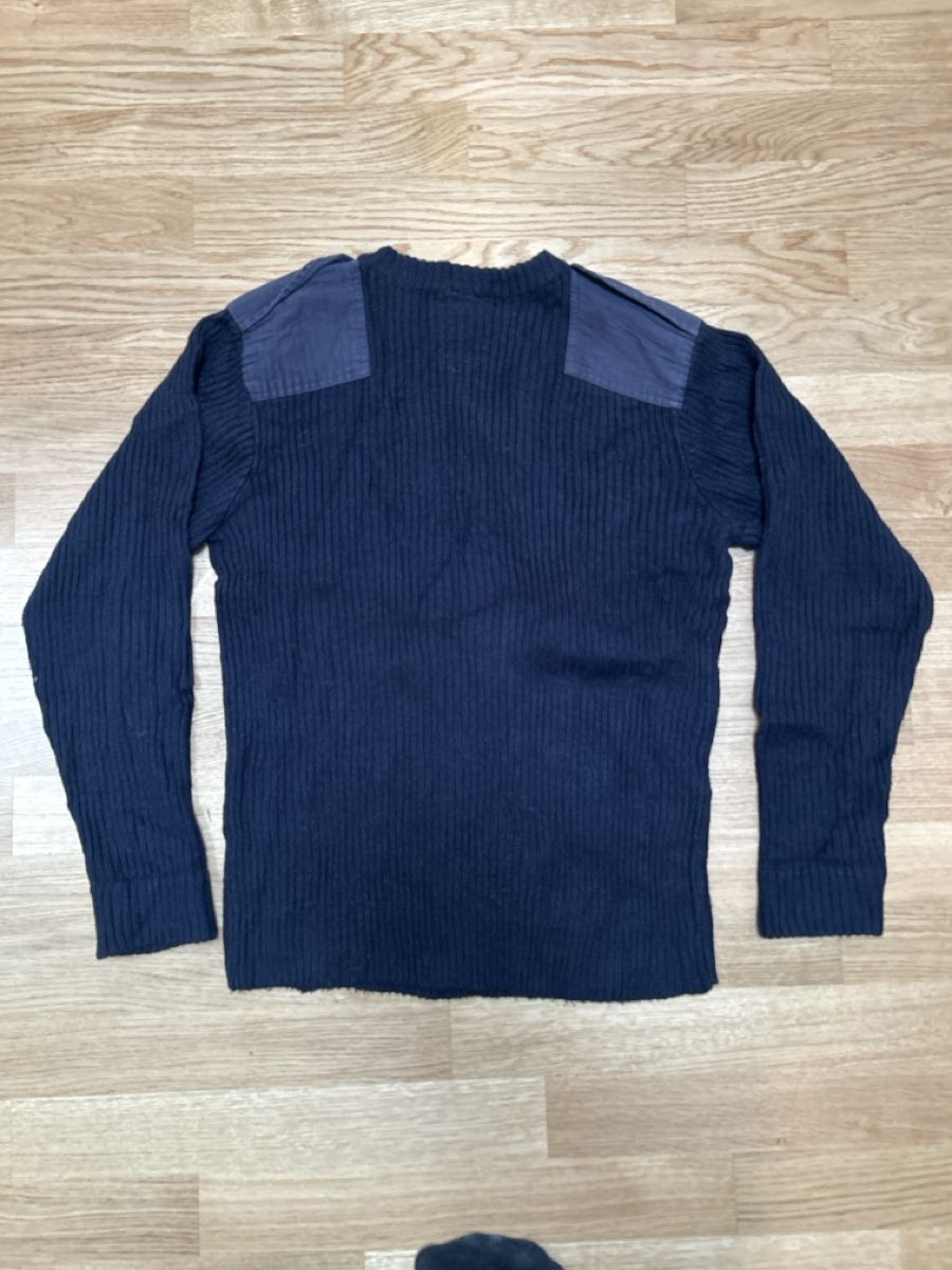Pulls & Sweat-shirts: Pullover dunkelblau mit Verstärkung Grösse M – D'occasion à Luzern par ThrowbackVintage 2