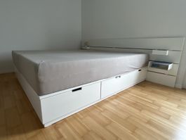 Weisses Doppelbett 180 × 200 cm mit Schubladen und Wandpanee