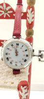Montre de poche ancienne en argent avec bracelet rouge.