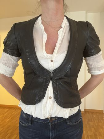 Armani kurzärmelige Lederjacke schwarz, Grösse M (TG 42)