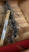 Holzkleiderbügel mit Drehverschluss, Stückpreis 0.50 Fr.