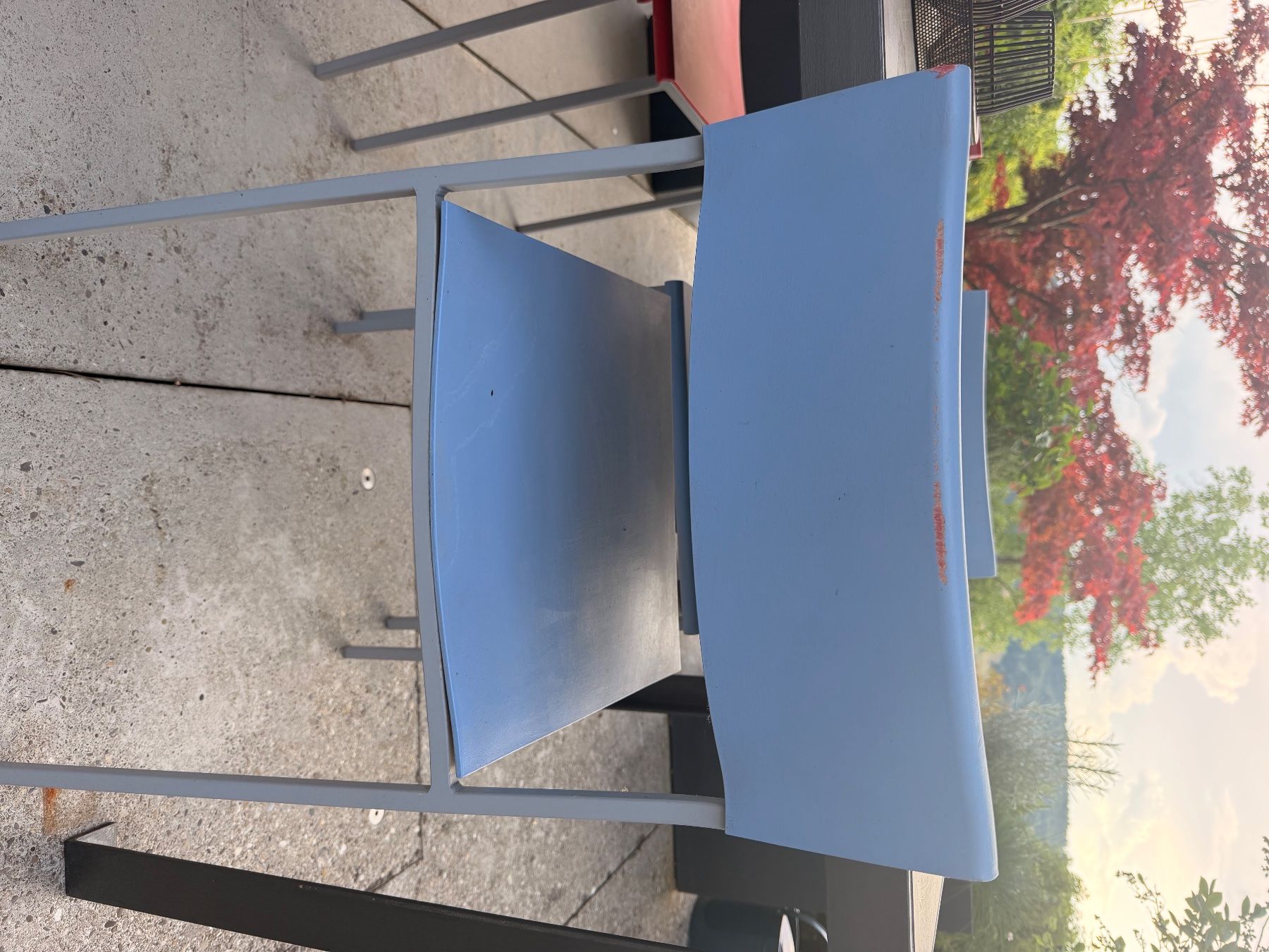 Set de table et chaises: Gartentischgarnitur mit massivem Tisch und farbigen Stühlen – D'occasion à Kirchdorf AG par est_8bds 2