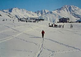 OBERALP Passhöhe - Gasthaus Passhöhe - Skilift - Skifahrer