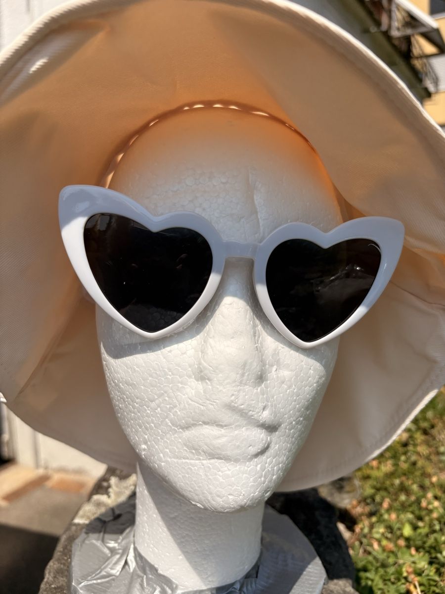 Occhiali & Lenti: Sonnenbrille Herzform Weiss neuwertig – Nuovo (secondo la descrizione) da Zürich venduto da Sundaygirl