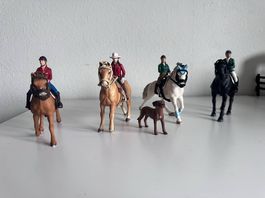 Schleich Ausritt  4 Pferde mit Reitern & Hund