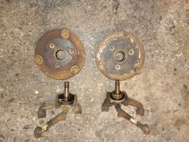 Renault 8 , 2 fusées avec 3 flasques de roue