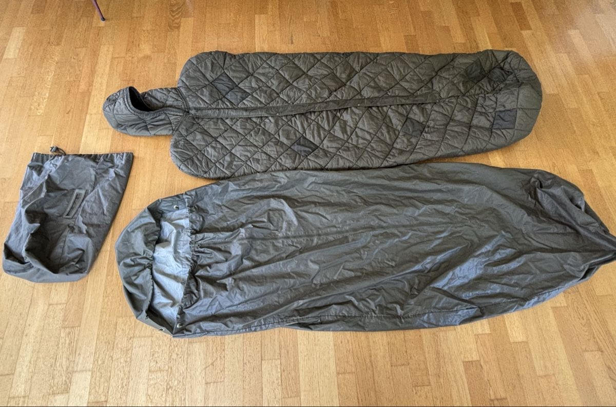 Sacchi a pelo: Militär-Schlafsack Jg. 2000 mit Schutzhülle – Usato da Zürich venduto da chibaer