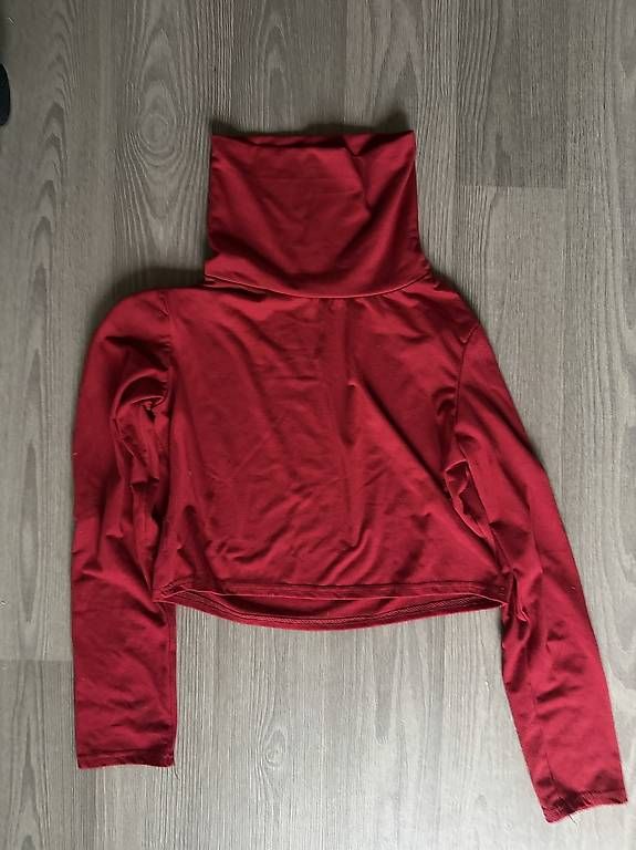 Top: Crop top rouge  – Nuovo e nell'imballaggio originale da Plan-les-ouates venduto da Jordane.S