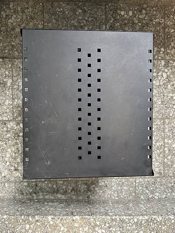 Étagères: 2 schwarze Metallregale mit Rollen & 3 Fächer – D'occasion à Zürich par voll-l 1