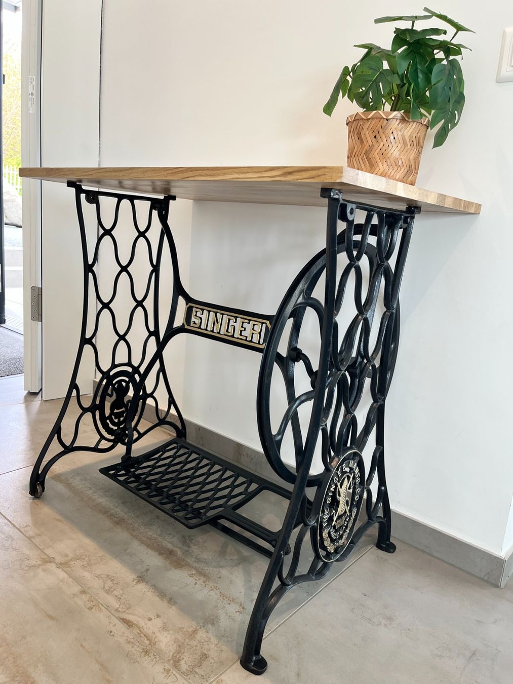 Tavoli: Vintage Beistell- oder Konsolentisch aus Singernähmaschine – Usato da Hausen am Albis venduto da Vintage-by-Nordic 3