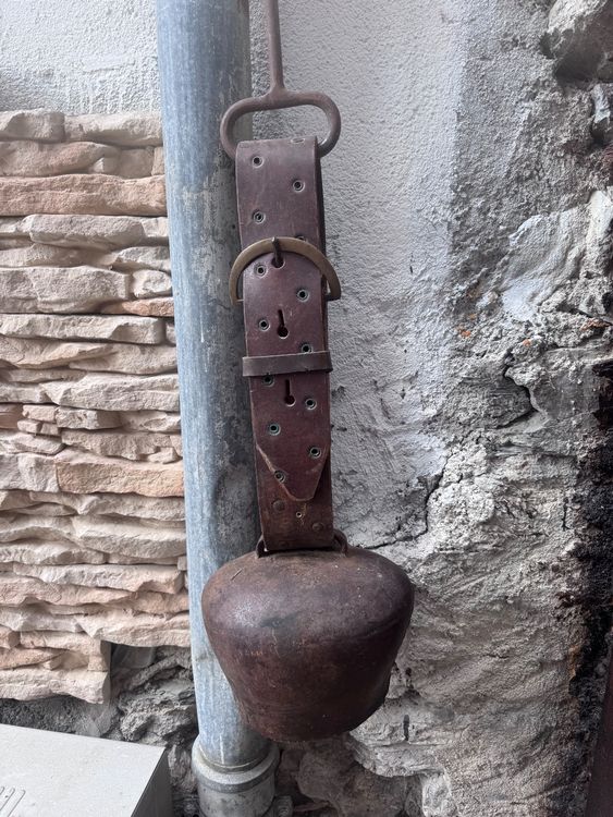 CLOCHE D'ENTRÉE,ANCIENNE EN bronze coulé avec son support. EUR 130,00