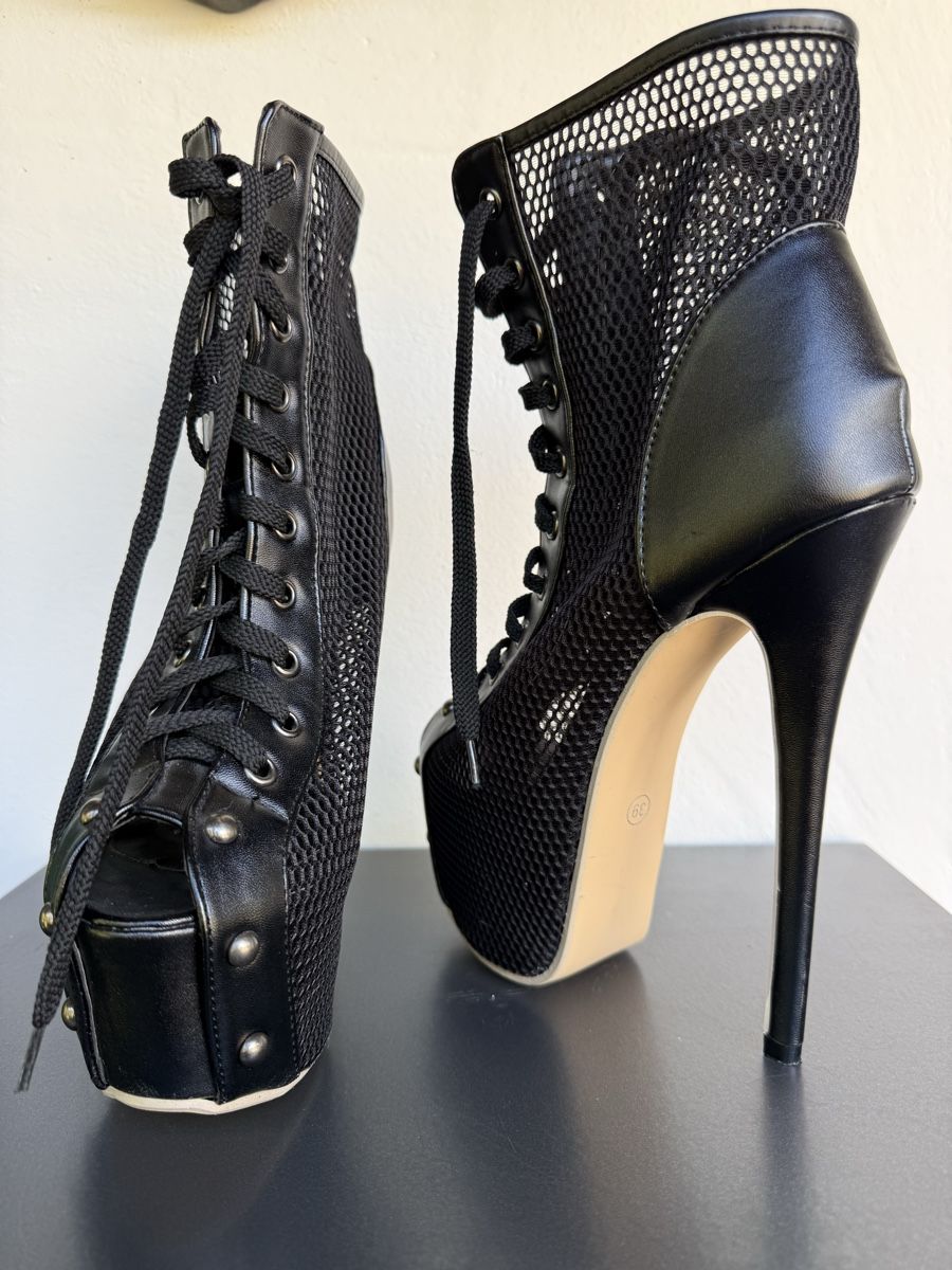 Scarpe da donna: Schwarze High Heels mit Schnürung  – Usato da Hinwil venduto da jen_z8kr