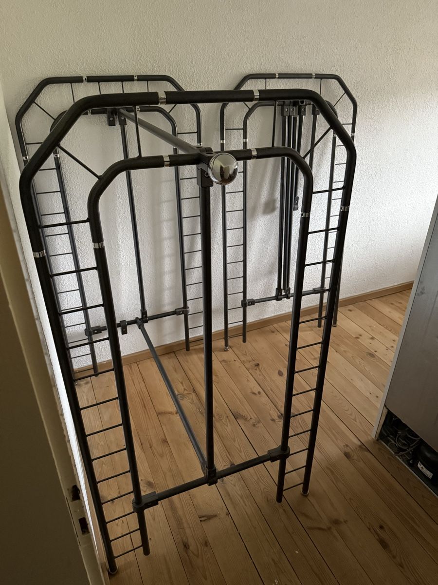 Guardaroba: Schöner massiver Metal-Kleiderständer/-Stange – Usato da Neerach venduto da TanjaK94