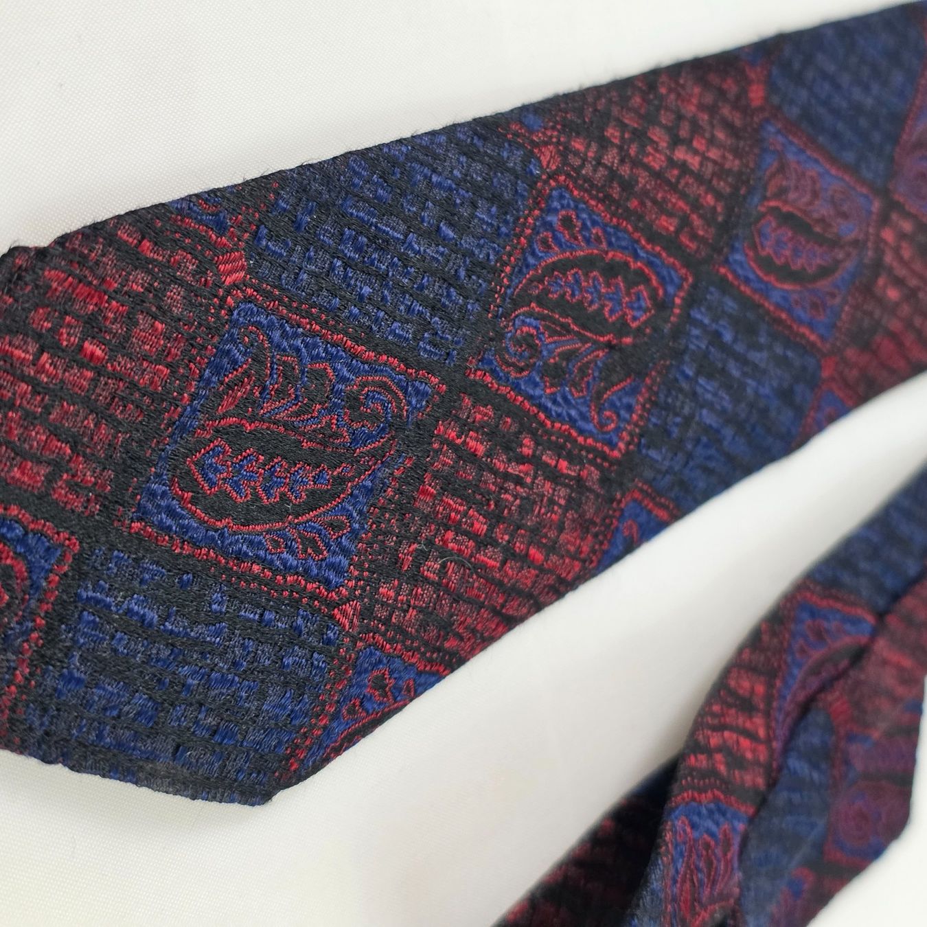 Cravatte: Vintage Seidenkrawatte Bordeaux Blau – Usato da Wald ZH venduto da Martin79 1