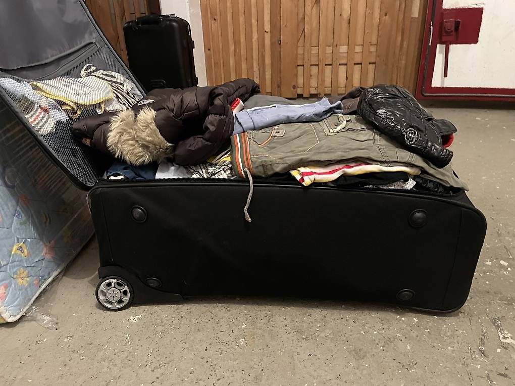 Valigie: Grosser,  Koffer mit vollen Kinderkleidung – Usato da Oberentfelden venduto da eli_r6zv 4