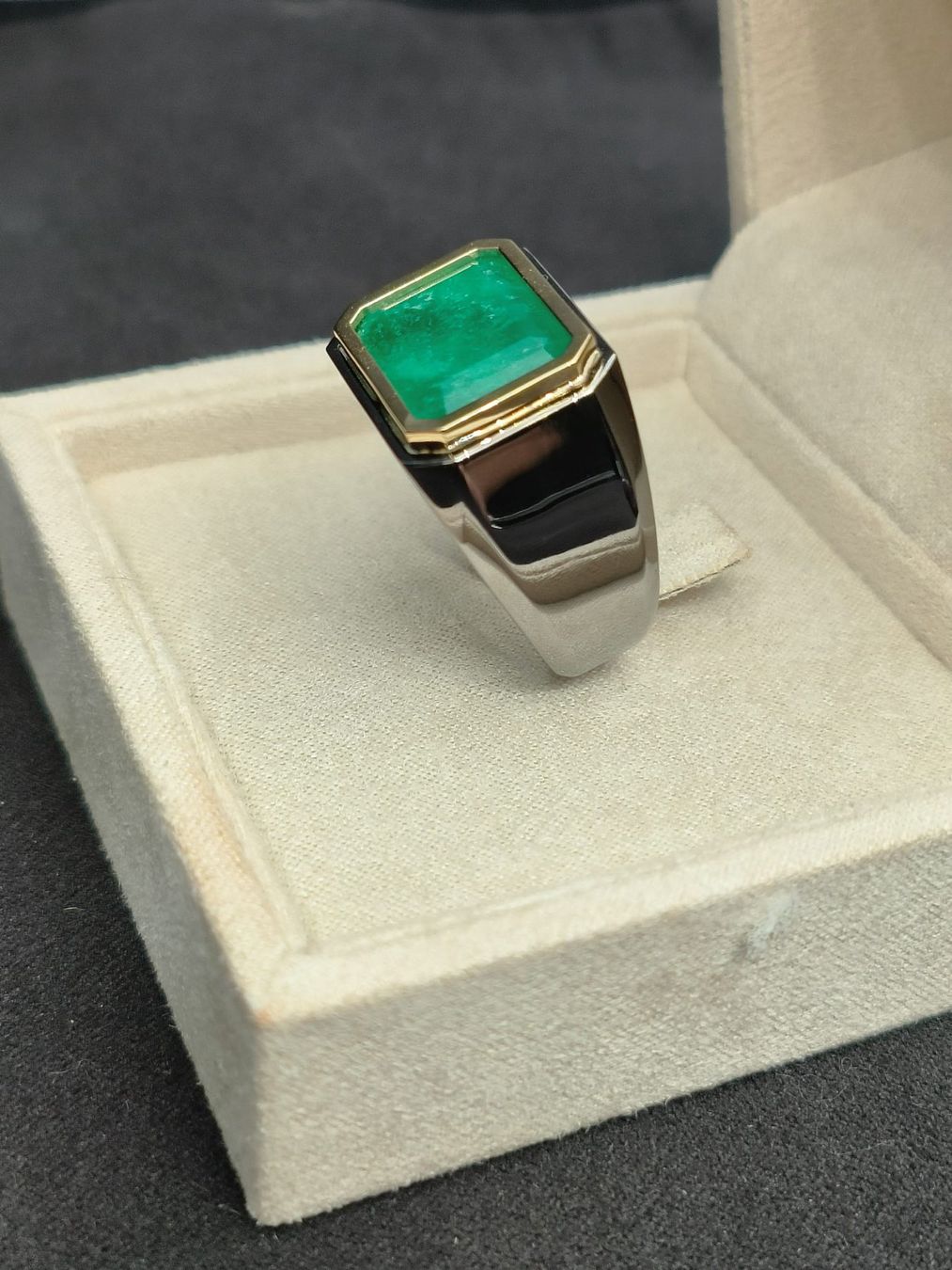 Anelli: Chevalière solitaire émeraude – Nuovo e nell'imballaggio originale da La Chaux-de-Fonds venduto da curtitswisswatches 4