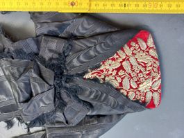 Fein bestickte Haube zu Tracht, schwarz-rot-silbern