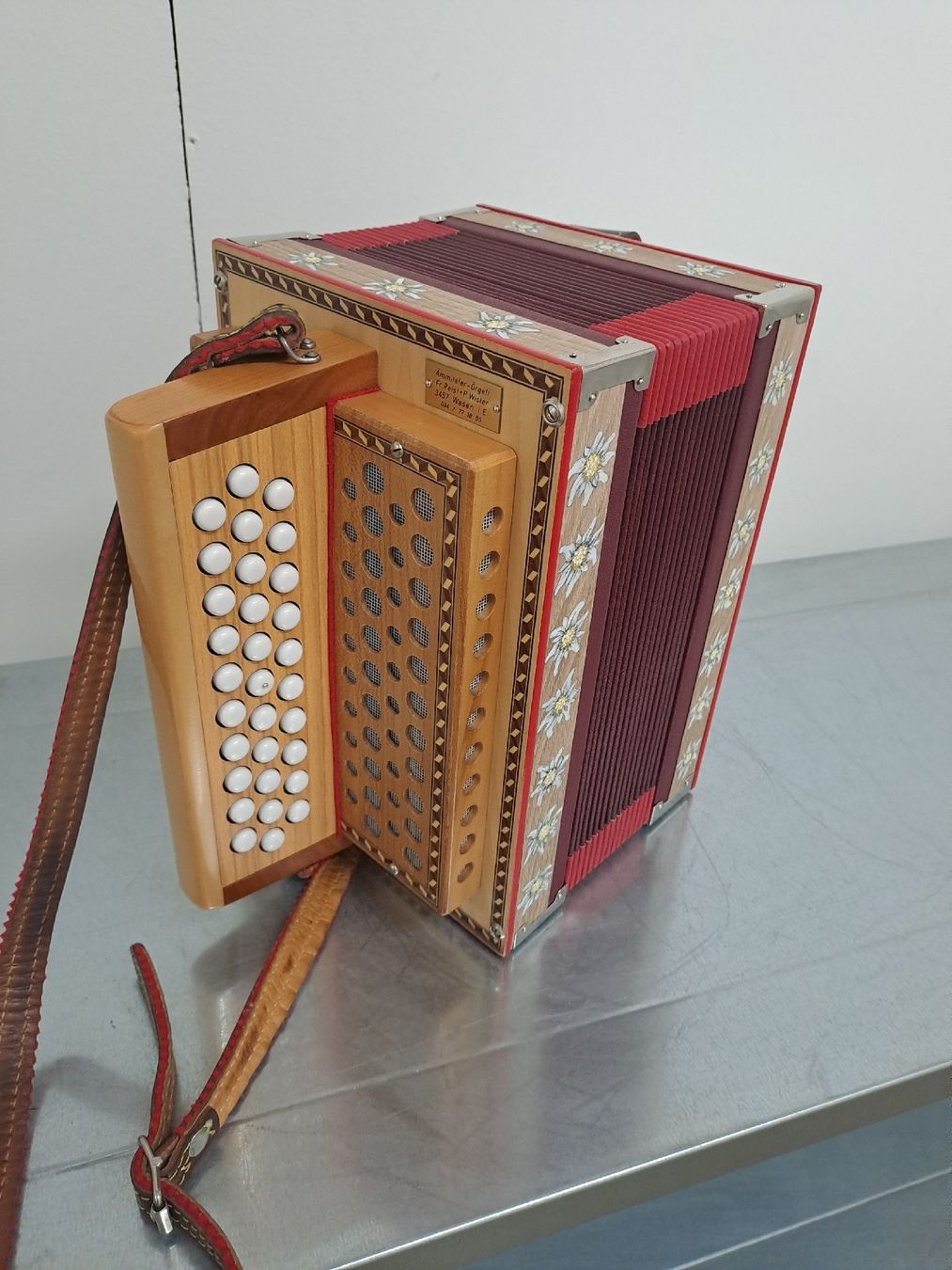 Strumenti musicali: Aemmentaler orgeli ton B  – Usato da Villeneuve venduto da BibiVintage 3