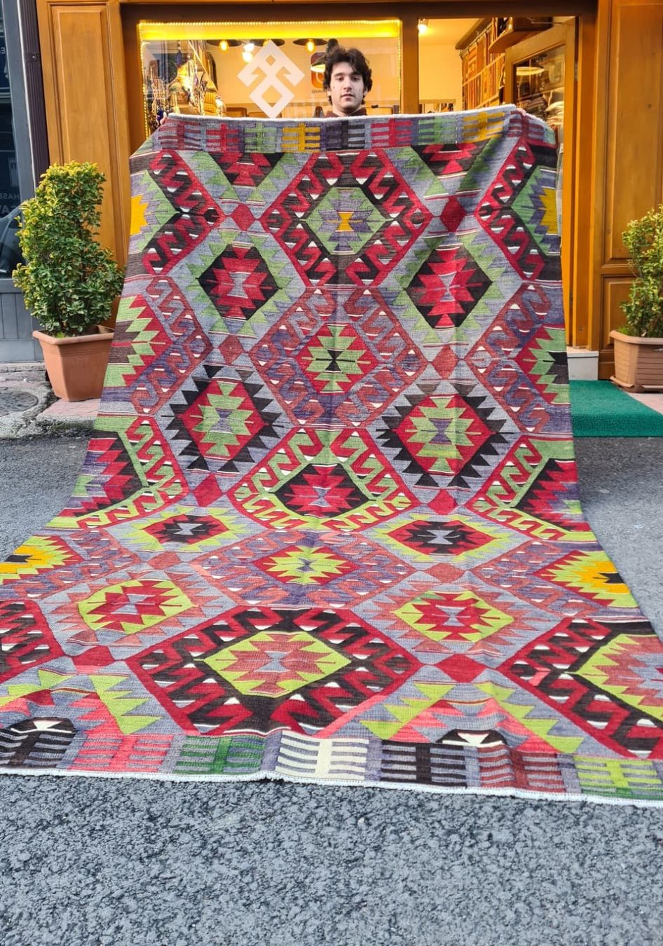 Kilim Tappeti: Vintage Kilim Teppich Hand Made – Usato da Winterthur venduto da yaklin