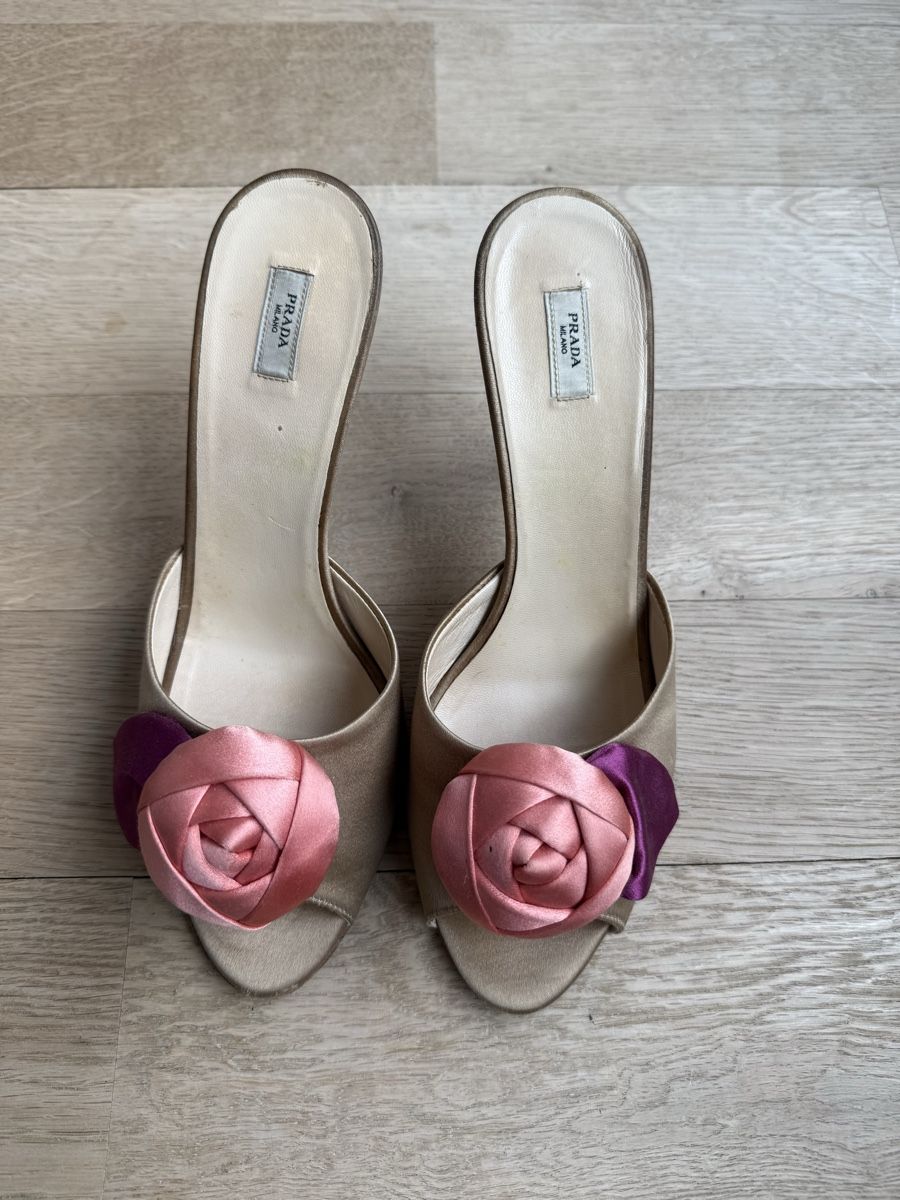 Prada Damenschuhe: Prada Mules/Pantoletten, Gr. 38, Beige/Rosa, Seide – Gebraucht aus Oberwil b. Zug von maxcherry