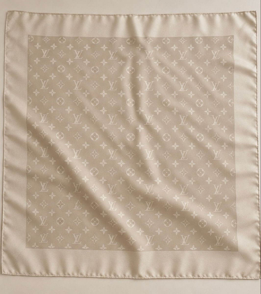 Louis Vuitton Foulard & Sciarpe: Louis Vuitton Carré Monaco Beige  – Usato da Riehen venduto da nat_qzp7