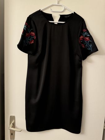 Robe noire avec broderies florales, taille M, été