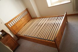 Schönes Doppelbett aus Massivholz 140x200 - gut erhalten