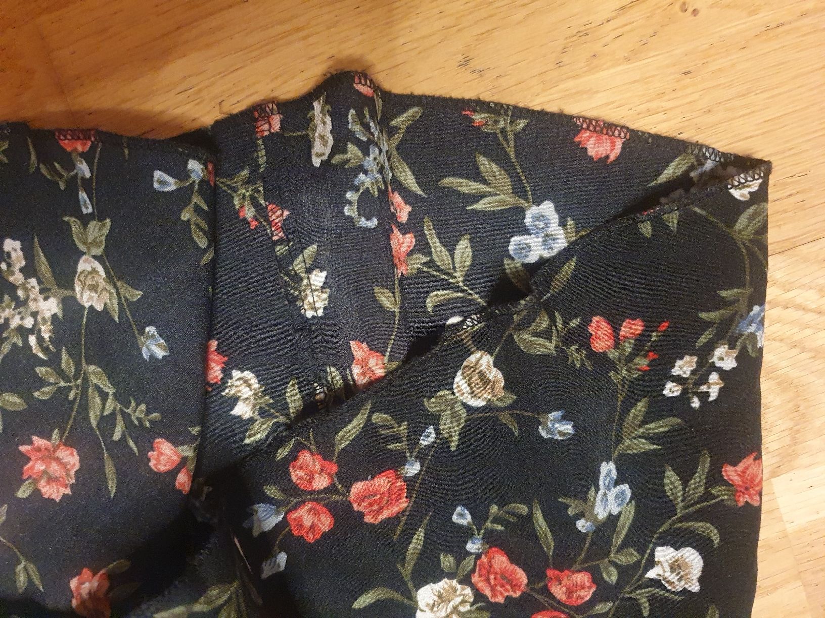 Gonne: Damen Rock schwarz mit Blumenmuster – Usato da Moosseedorf venduto da Sonnenschein.. 2
