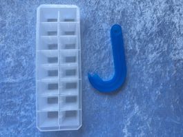 Flaschenöffner & Eiswürfelbehälter mit 18 Fächern