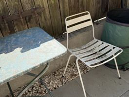 Gartentisch mit 2 Stühlen , ideal für den Frühling!