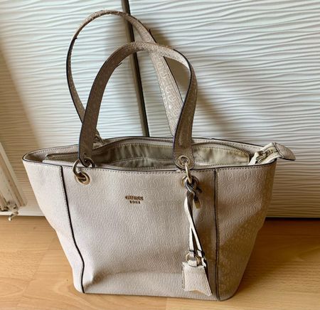 Guess Handtasche Beige – Perfekt für den Sommer!